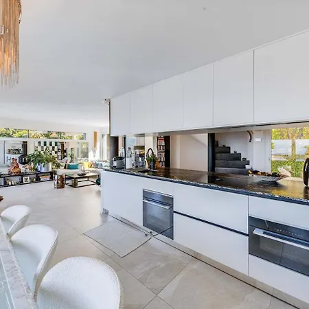 Spacious 3-bedroom In By Guestlee