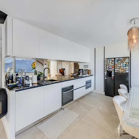Spacious 3-bedroom In By Guestlee *