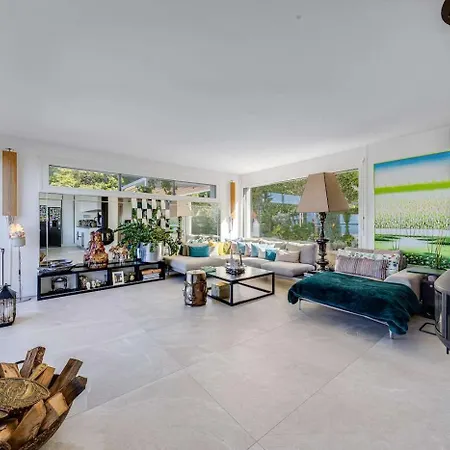 Spacious 3-bedroom In By Guestlee Villa *