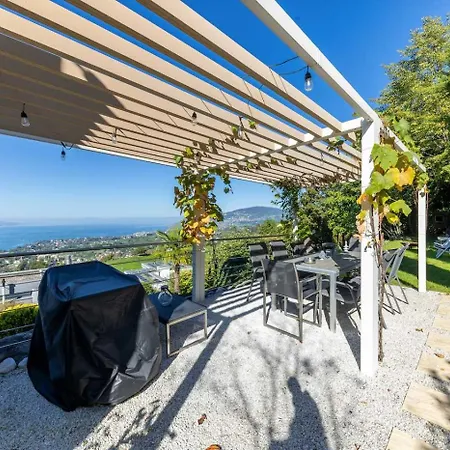 Spacious 3-bedroom In By Guestlee Villa